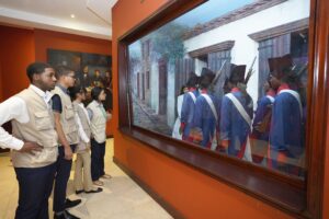 Jueces del Tribunal Superior Electoral junto a jóvenes del proyecto “Enséñame a Trabajar” visitan Instituto Duartiano 
