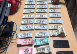 Policía incauta dinero de distintas denominaciones mediante allanamiento en La Romana  