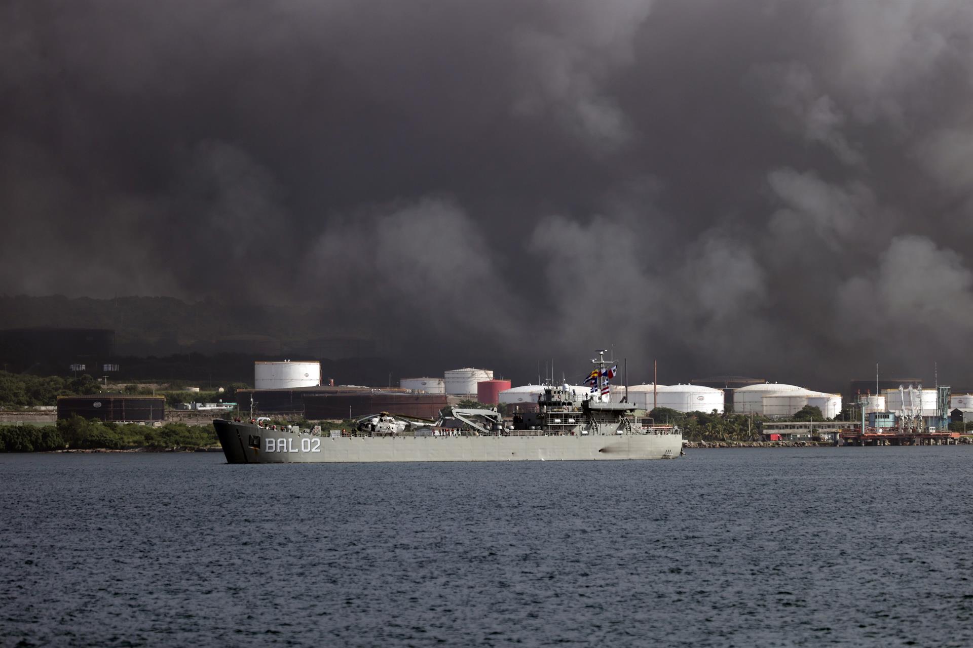 Dos buques de México llegan a Cuba para extinguir el incendio industrial