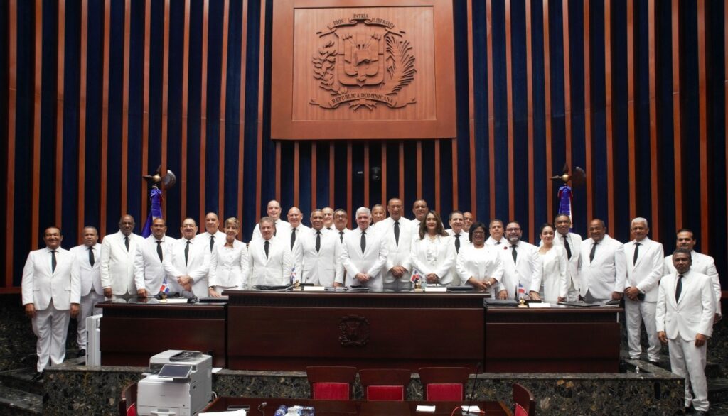 Eduardo Estrella llama a unir esfuerzos para aprobación leyes demanda la población