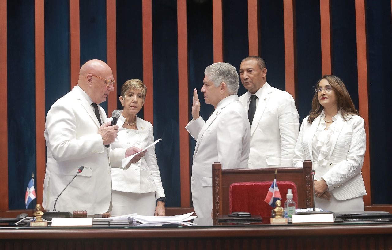 Eduardo Estrella llama a unir esfuerzos para aprobación leyes demanda la población