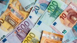 El precio del euro vuelve a caer por debajo del dólar
