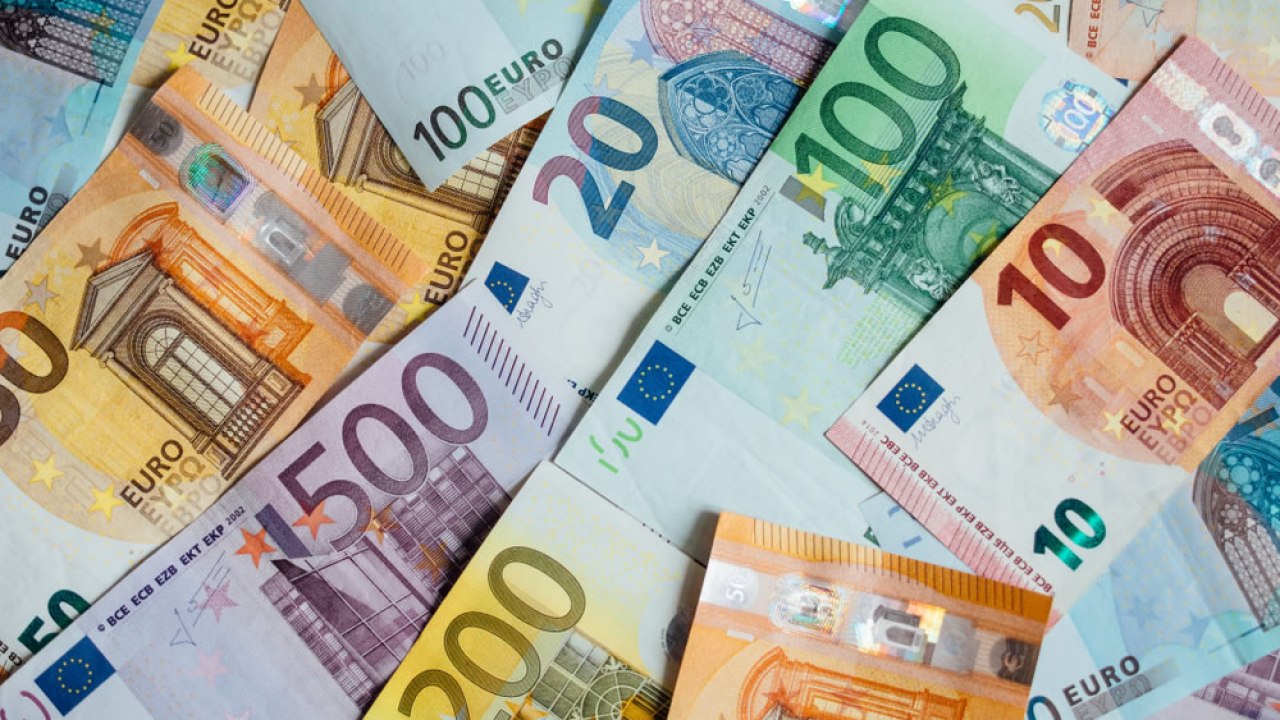 Precio del euro vuelve a caer por debajo del dólar