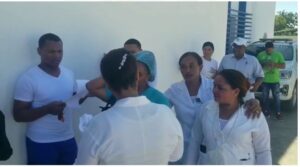 Hombre hiere a dos enfermeros por no dejarle grabar a policías accidentados