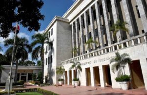 Educación suspende designación de docentes como directores interinos