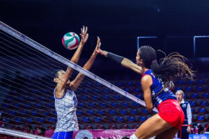 Geraldine Gonzalez ataca por el centro a PR, en victoria Reinas del Caribe en Copa Panamericana de Voleibol