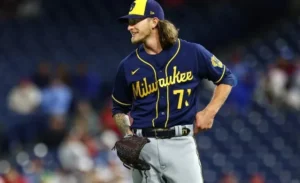 Padres adquieren a Hader de Milwaukee por cuatro jugadores