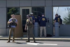Muere hombre que intentó irrumpir en oficina del FBI en Ohio
