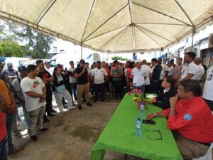 Juan Manuel Méndez se reúne con personal de Emergencias Médicas. Escuchó demandas y les cantó una bachata
