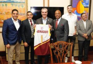 Abinader recibe representantes de Truenos, campeones de la LND