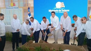 Ministro de Turismo da primer palazo para remozamiento del malecón de Samaná