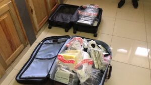 Atrapan dos con 23 paquetes presumiblemente Cocaína