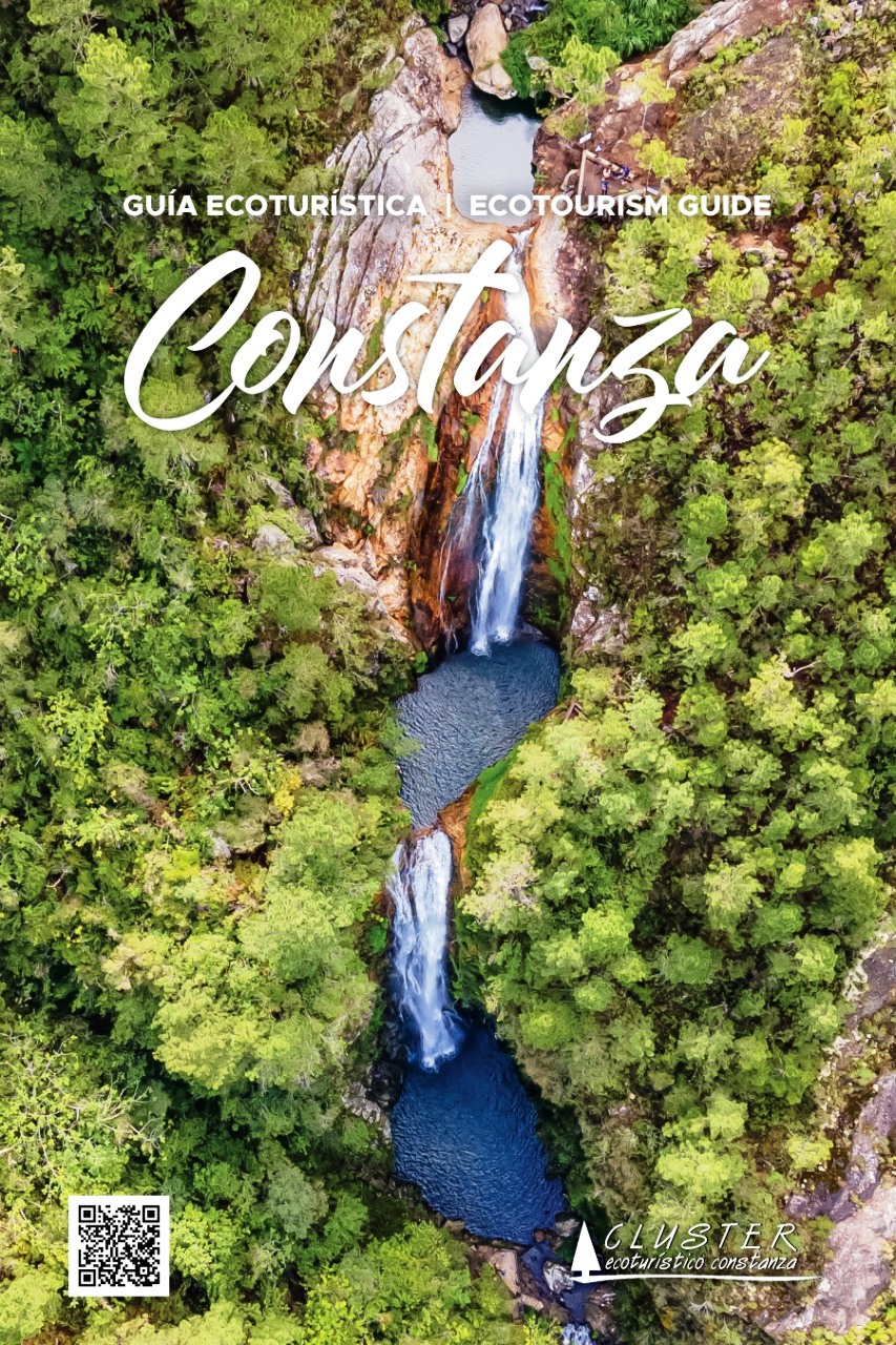 Constanza exhibe con orgullo su primera guía ecoturística