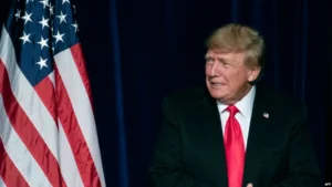 Departamento de Justicia de EEUU evalúa revelar documentos incautados a Trump
