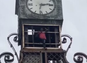 Autoridades negocian salida de joven que vivía en reloj del boulevard de la 27 de Febrero