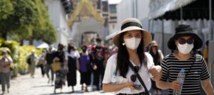 Unos 80,000 turistas, varados en ciudad china ante rebrote de COVID-19