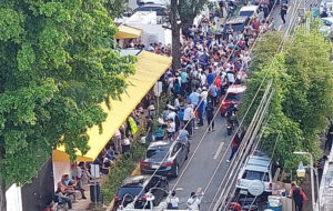 Venezolanos demandan a su consulado agilizar entrega de pasaportes