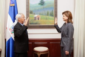 Vicepresidenta juramenta a Ángel Hernández como ministro de Educación