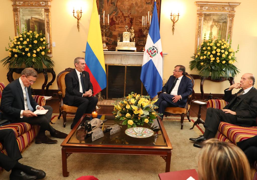 Presidente Abinader y Gustavo Petro se reúnen previo a toma de posesión
