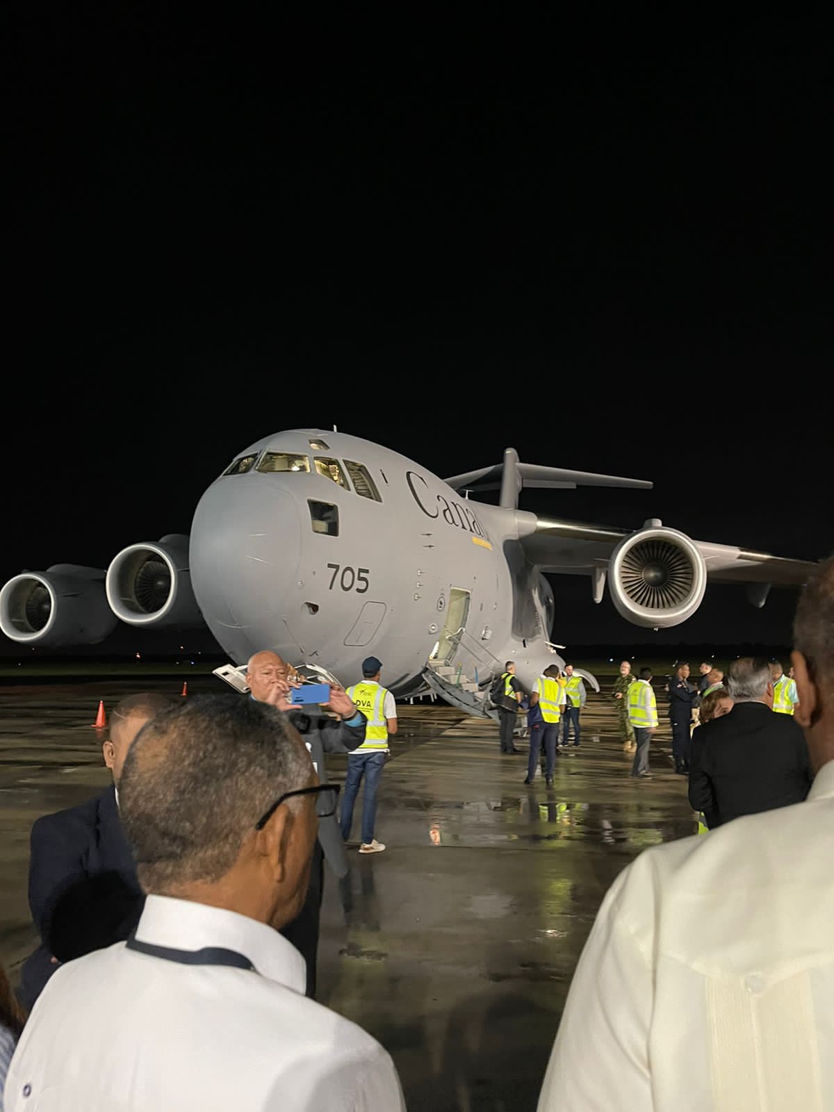 Llega avión de Canadá con equipos de rescate para ayudar en operativo mineros atrapados en Cerro Maimón