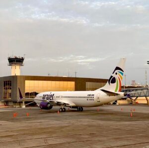Arajet realiza vuelo a Bogotá con La Peña por un Mejor País