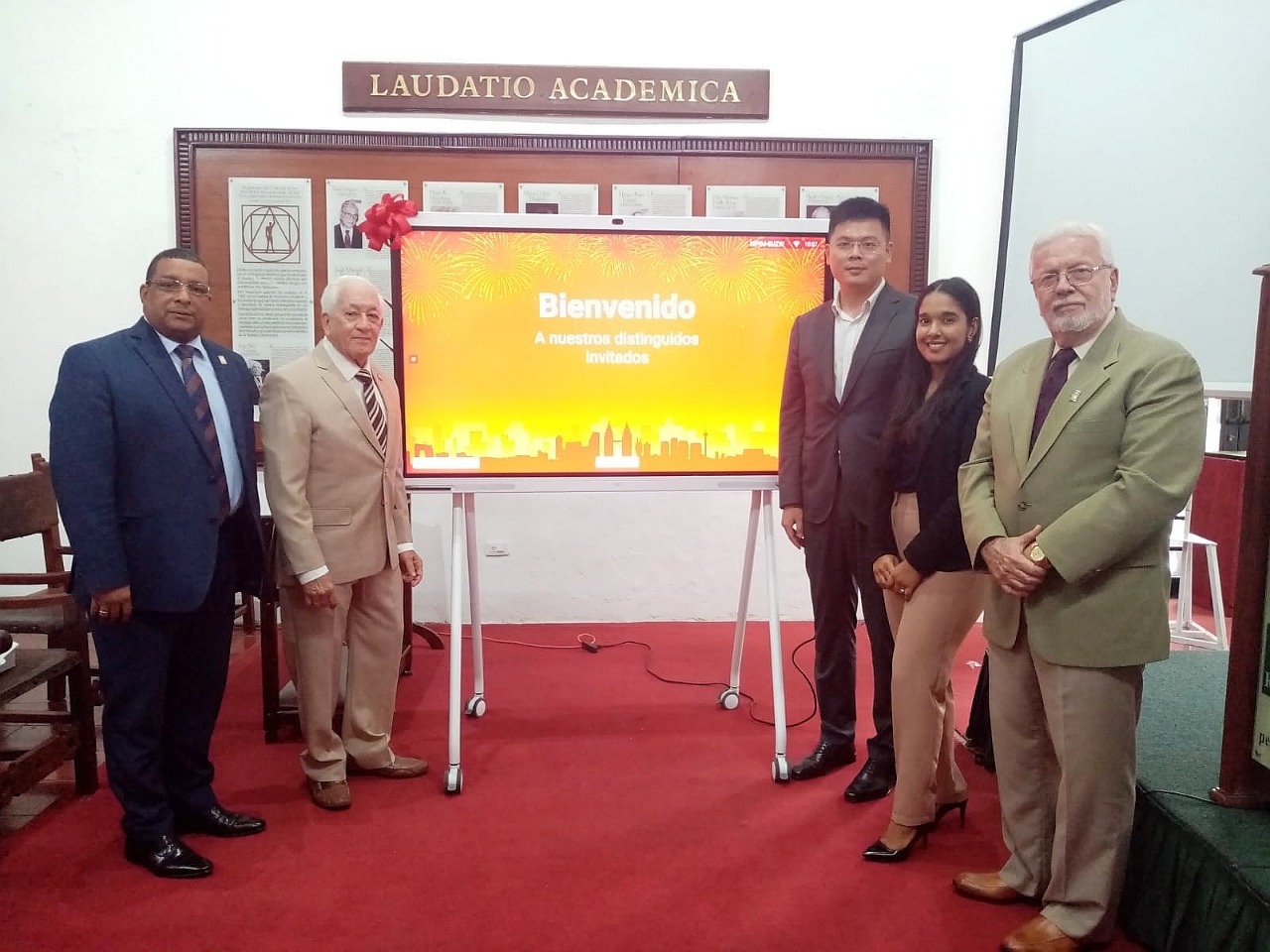Huawei dona pantalla inteligente a la Academia de Ciencias