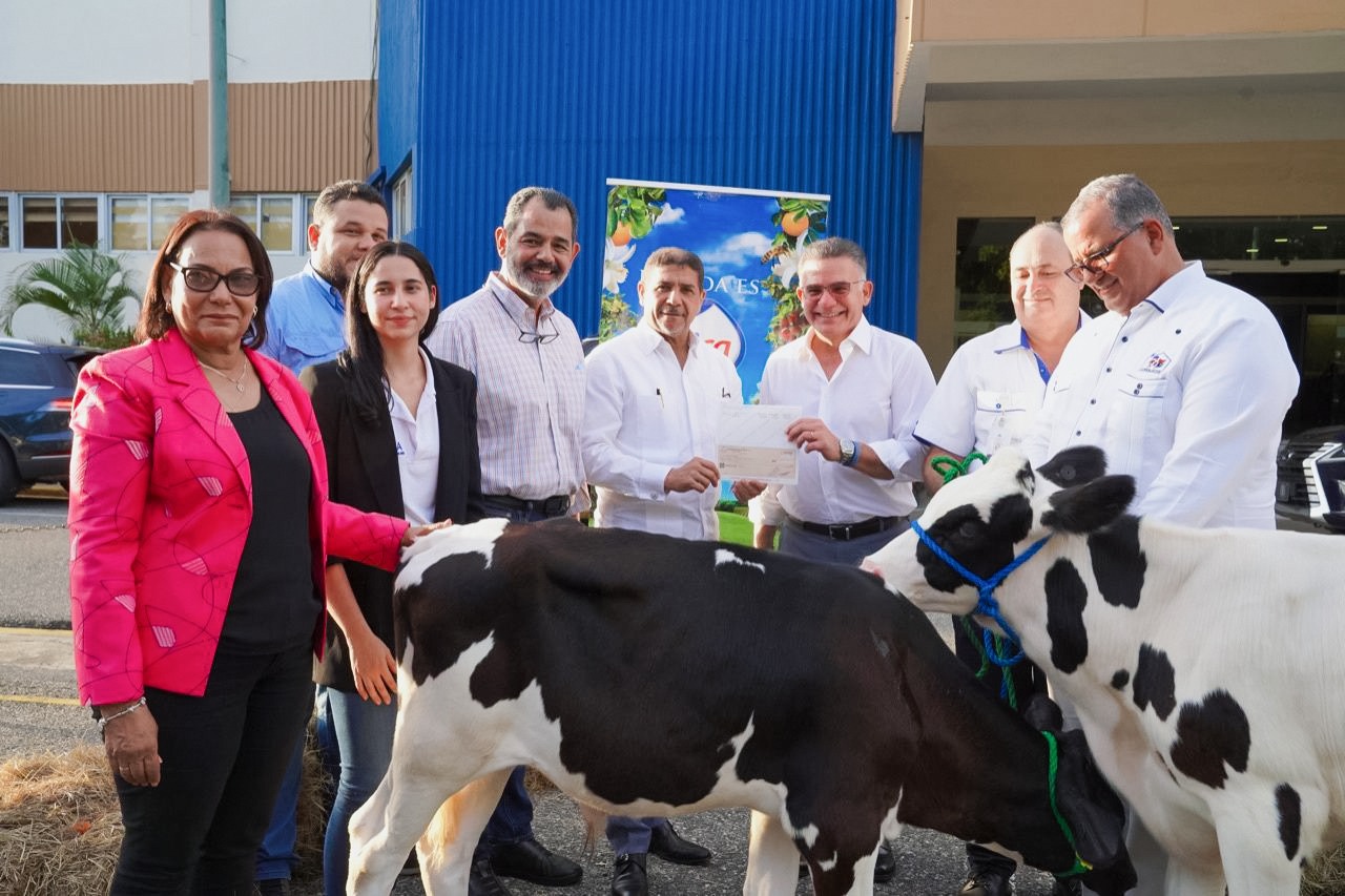 El ministro de Agricultura, Limber Cruz, recibió del Grupo Rica la donación de 25 becerros de raza Holstein,