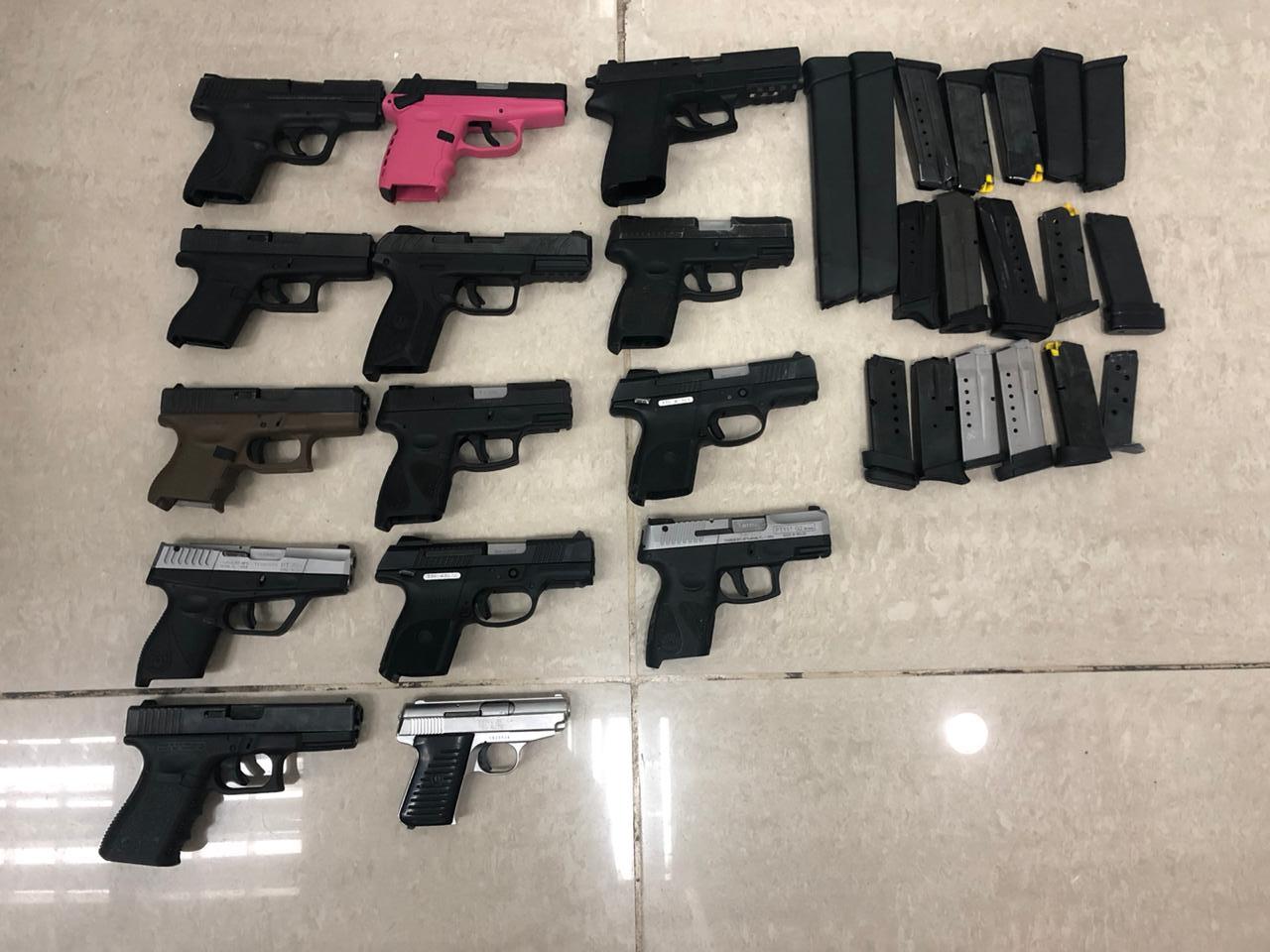 Solicitarán prisión preventiva contra hombre vinculado al tráfico de 14 pistolas