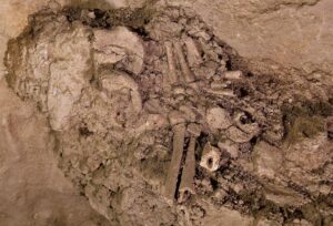 Hallan restos humanos de una posible tumba de hace 10.000 años en Azerbaiyán