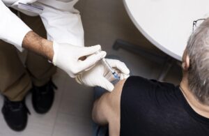 EE.UU. aprueba el refuerzo de las vacunas de Moderna y Pfizer adaptadas a ómicron