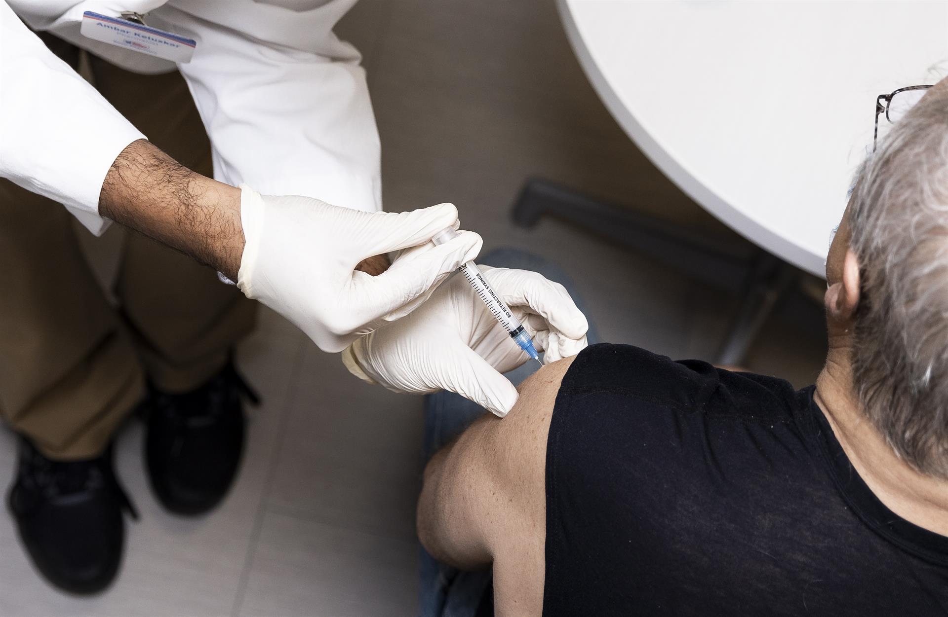 EE.UU. aprueba el refuerzo de las vacunas de Moderna y Pfizer adaptadas a ómicron