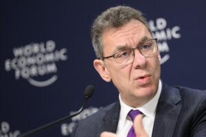 Director ejecutivo de Pfizer da positivo por Covid-19 pese a haber recibido cuatro dosis de la vacuna anticovid