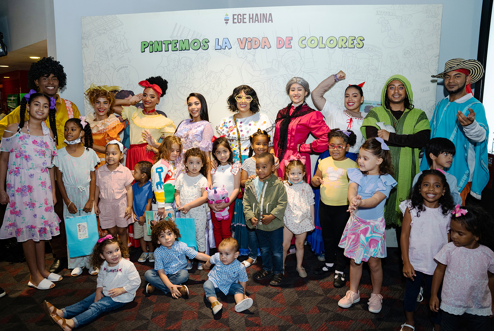 EGE Haina entrega libro “Pintemos la vida de colores"
