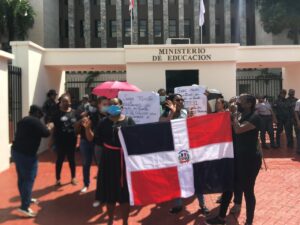 Maestros que aprobaron cncurso vuelven a protestar frente al Ministerio de Educación