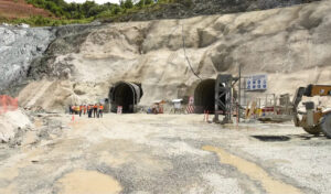 Se encuentran en buen estado físico y mental mineros atrapados en mina