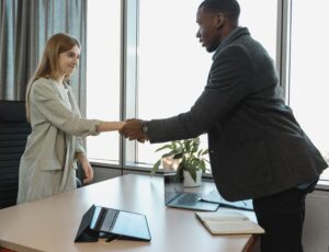 ¿Cuáles colores deberías usar para una entrevista de trabajo? Aquí te contamos