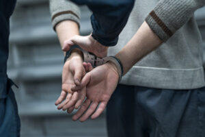 Detienen estadounidense llevaría a EE.UU dos paquetes presumiblemente cocaína