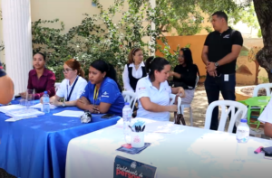 Pedernales empiezan a sentir esperanza, depositando los curriculums en feria de empleos