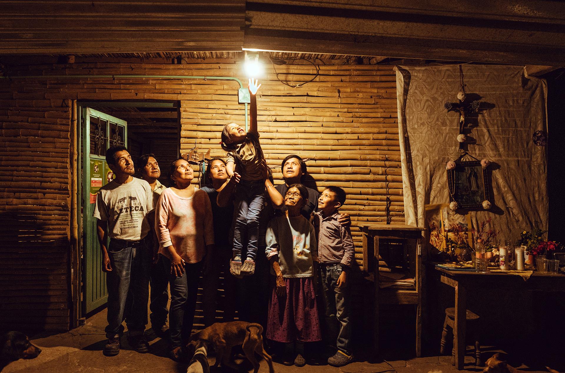 Pueblos rurales de México por fin ven la luz gracias a los paneles solares