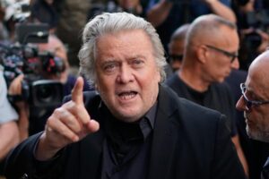 Bannon, aliado de Trump, se entrega a las autoridades de NY