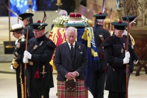 Ataúd de la reina Isabel II llega al Palacio de Buckingham en Londres