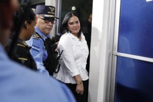  Un tribunal hondureño condenó este miércoles a la ex primera dama de Honduras, Rosa Elena Bonilla de Lobo, a 14 años y un mes de cárcel por los delitos de fraude y apropiación indebida.