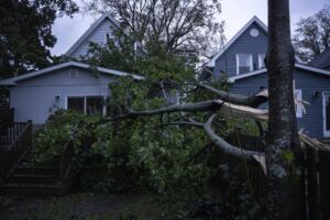 Medio millón de canadienses sin electricidad tras paso de huracán Fiona 
