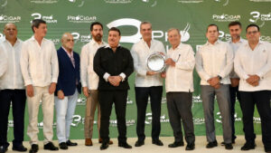 Productores de cigarros reconocen al presidente Abinader por su apoyo a la industria  