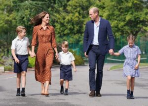 Carlos y Guillermo viajan a Balmoral para estar con la reina Isabel II