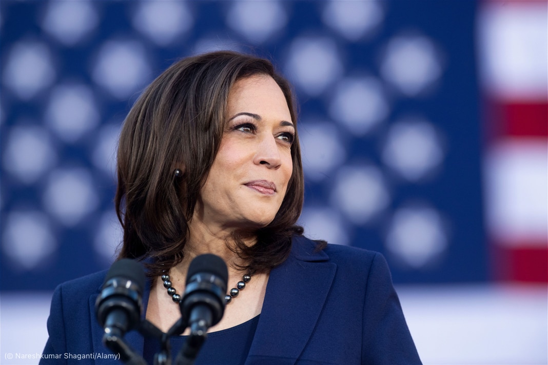Autobuses dejan a migrantes cerca de casa de Kamala Harris
