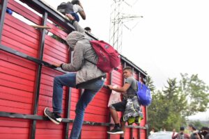 Hallan a 121 migrantes abandonados en un camión en el norte de México