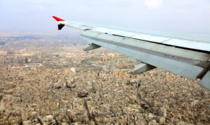 Vista aérea de archivo tomada desde un avión de pasajeros sobre la ciudad de Alepo. EFE/EPA/YOUSSEF BADAWI