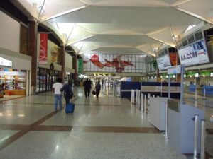 Continúan denuncias de robos en el AILA; autoridades aclaran es responsabilidad de las aerolíneas