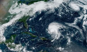 El huracán Danielle pierde fuerza y la tormenta Earl puede fortalecerse
